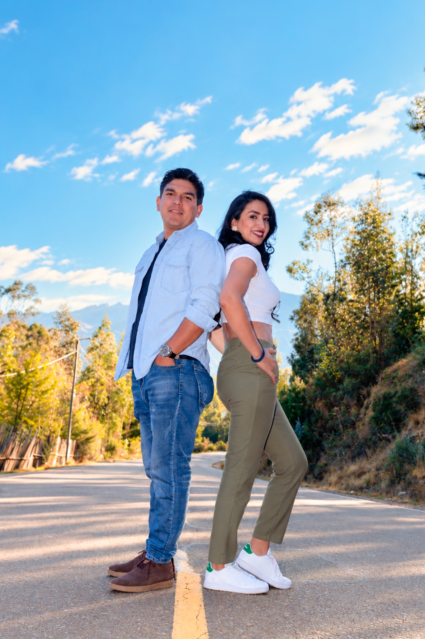 José Carlos y Ana Claudia posan espalda con espalda bajo un cielo azul